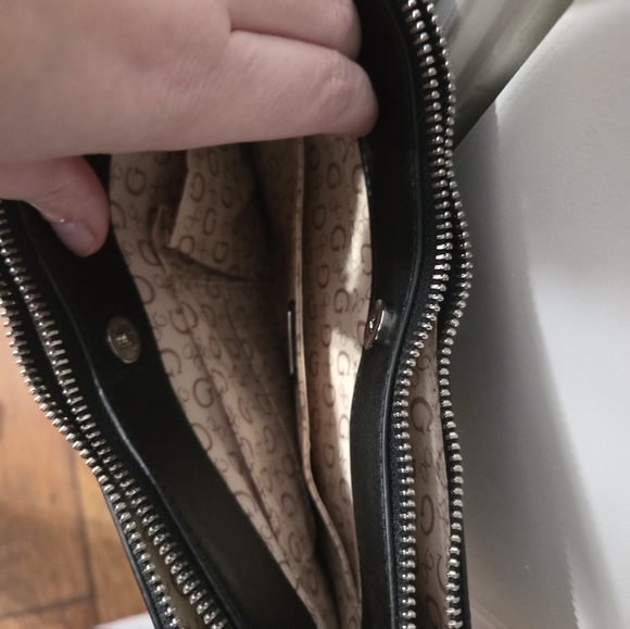 Guess Crossbody - Picture 4 of 7